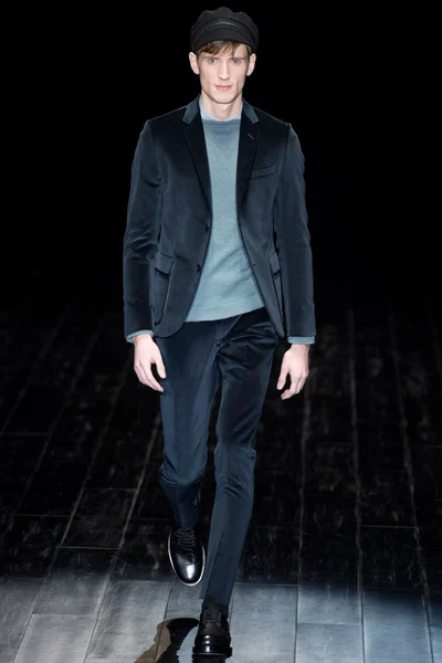 Look 18